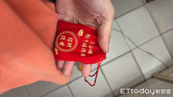 ▲李小姐從三分埔松竹福德廟求來的錢母。（圖／記者陳瑩欣翻攝）