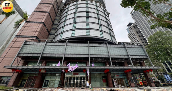 台中新光三越發生氣爆被勒令停業。（圖／黃耀徵攝）