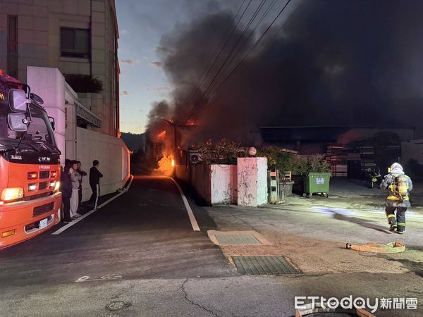 ▲▼      豐原一間系統櫥櫃工廠大火       。（圖／記者鄧木卿翻攝）