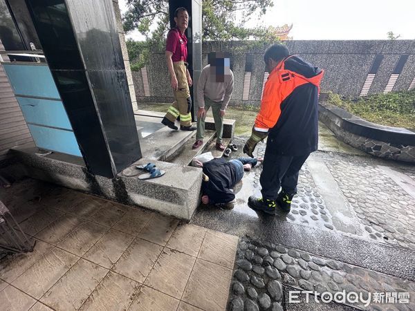 ▲里港警方會同消防人員爬梯救人。（圖／記者陳崑福翻攝）