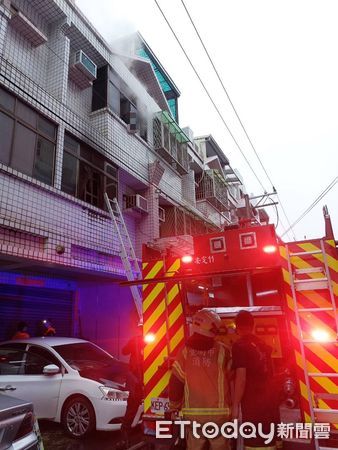 ▲▼             台南市安定區一棟4層樓高民宅火警。（圖／記者林東良翻攝，下同）