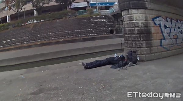 ▲▼美籍男驚倒臥台中河床，一查原來是徒步環島累癱就地休息。（圖／警方提供，下同）