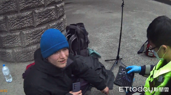 ▲▼美籍男驚倒臥台中河床，一查原來是徒步環島累癱就地休息。（圖／警方提供，下同）