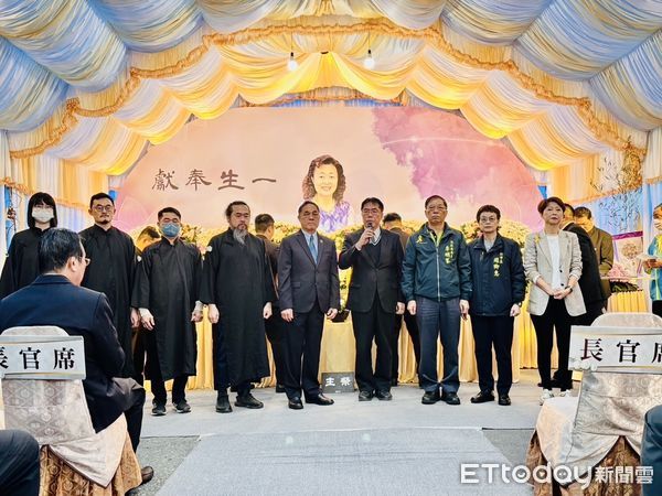 ▲南泰億建設股份有限公司以已故郭福文董事長夫人郭鄭桂琴名義，捐贈救護車及消防車各1輛予，由市長黃偉哲偕同副市長趙卿惠、消防局局長李明峯等人出席受贈。（圖／記者林東良翻攝，下同）