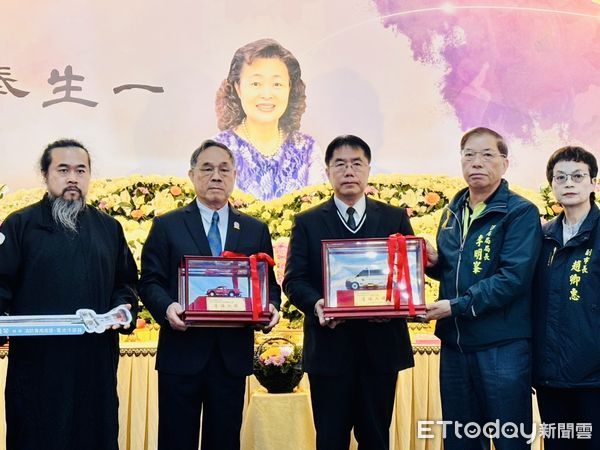 ▲南泰億建設股份有限公司以已故郭福文董事長夫人郭鄭桂琴名義，捐贈救護車及消防車各1輛予，由市長黃偉哲偕同副市長趙卿惠、消防局局長李明峯等人出席受贈。（圖／記者林東良翻攝，下同）