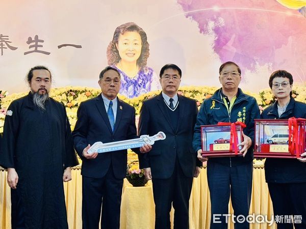 ▲南泰億建設股份有限公司以已故郭福文董事長夫人郭鄭桂琴名義，捐贈救護車及消防車各1輛予，由市長黃偉哲偕同副市長趙卿惠、消防局局長李明峯等人出席受贈。（圖／記者林東良翻攝，下同）