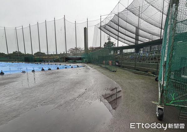 ▲石垣市營球場雨勢不斷延賽。（圖／記者陳立勳攝）