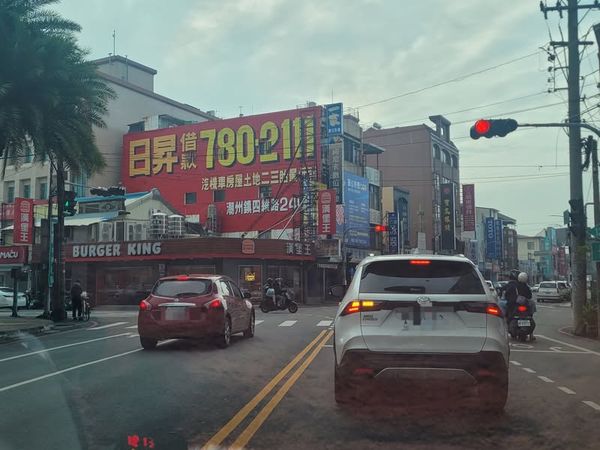 ▲潮州鎮中山路與新生路口逆向停車等紅綠燈             。（圖／取自屏東縣潮州鎮社群臉書）