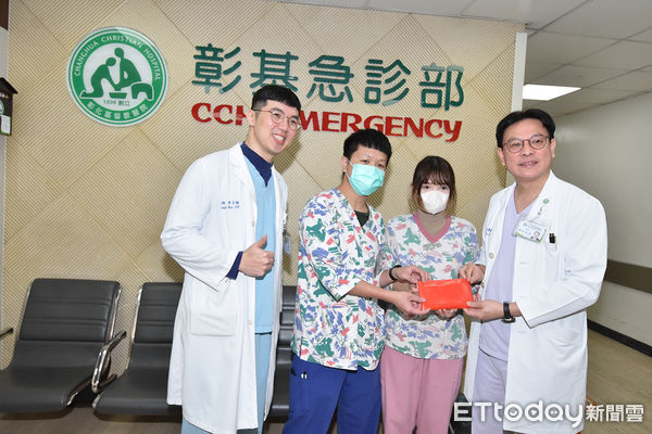 ▲▼彰基總院長陳穆寬（右一）頒發10萬元百貨公司禮券，獎勵郭芸亘（右二）與蘇奕帆（左二）兩位護理師的英勇行動（左一：彰基急診主任李宗翰）。（圖／記者唐詠絮翻攝）