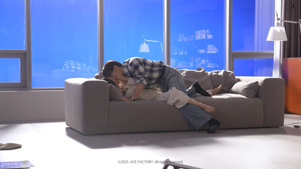 ▲▼《秘書》幕後花絮曝光，兩位主角親吻聲迴盪攝影棚。（圖／翻攝自YouTube）