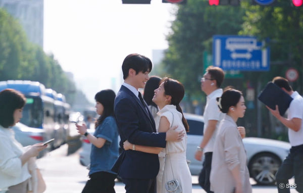 ▲▼▲▼啾啾聲迴盪攝影棚！《秘書》李浚赫「人體鬧鐘」吻醒韓志旼　酥麻。（圖／Hami Video提供）