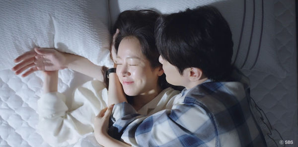 ▲▼▲▼啾啾聲迴盪攝影棚！《秘書》李浚赫「人體鬧鐘」吻醒韓志旼　酥麻。（圖／Hami Video提供）