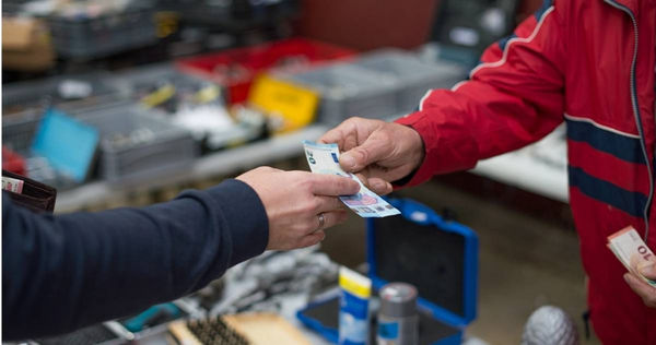 超商結帳完想加值悠遊卡！遭店員要求「重新排隊」　她傻眼：我沒離開櫃台阿