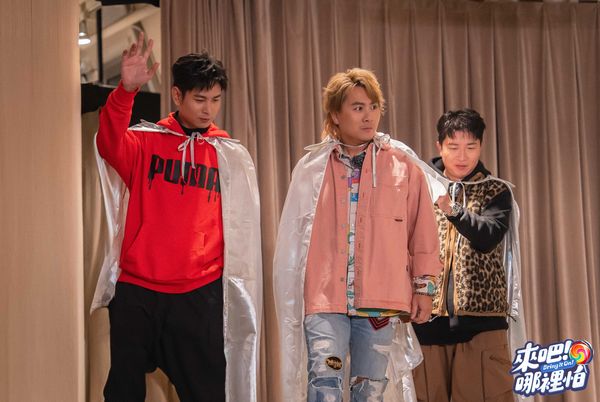 ▲演唱節目片尾曲的BOOM!怪物星人成員(左起)溫妮、小魏、琳誼、小V與六棒重現少年接力賽關卡。（圖／TVBS）