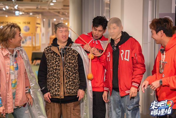 ▲演唱節目片尾曲的BOOM!怪物星人成員(左起)溫妮、小魏、琳誼、小V與六棒重現少年接力賽關卡。（圖／TVBS）