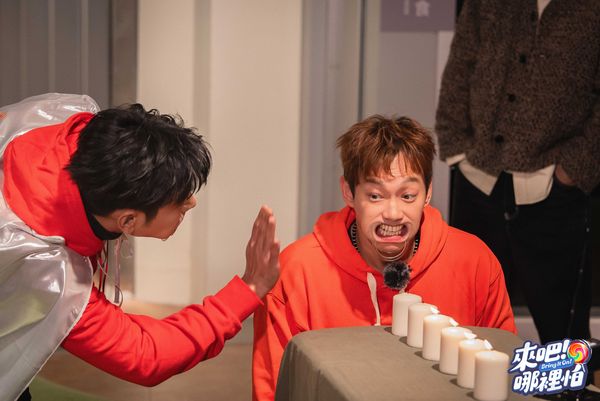 ▲演唱節目片尾曲的BOOM!怪物星人成員(左起)溫妮、小魏、琳誼、小V與六棒重現少年接力賽關卡。（圖／TVBS）