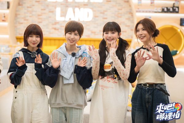 ▲演唱節目片尾曲的BOOM!怪物星人成員(左起)溫妮、小魏、琳誼、小V與六棒重現少年接力賽關卡。（圖／TVBS）