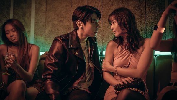 ▲《死了一個娛樂女記者之後》薛仕凌假扮富商跑新聞。（圖／鏡文學提供）