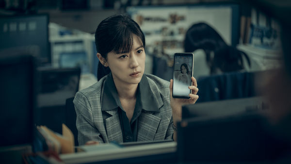 ▲《死了一個娛樂女記者之後》薛仕凌假扮富商跑新聞。（圖／鏡文學提供）