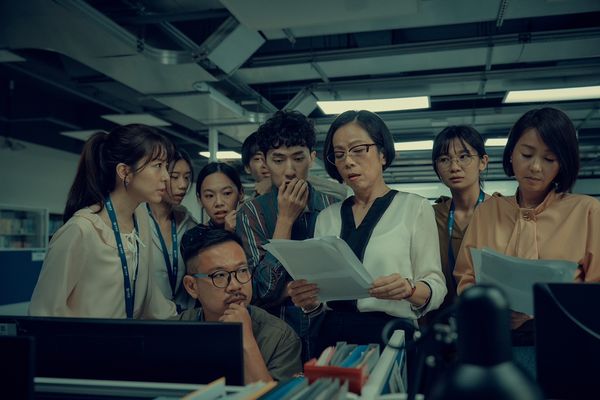 ▲《死了一個娛樂女記者之後》薛仕凌假扮富商跑新聞。（圖／鏡文學提供）