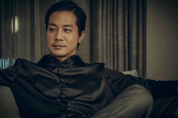 ▲《死了一個娛樂女記者之後》薛仕凌假扮富商跑新聞。（圖／鏡文學提供）