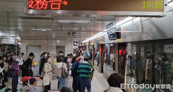 ▲▼             高雄捷運橘線鳳西站列車故障，目前月台擠滿等車人龍。（圖／民眾提供）