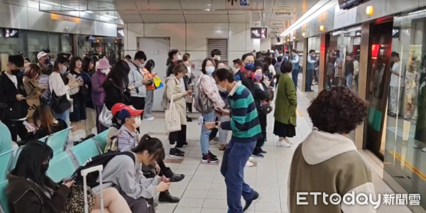 ▲▼             高雄捷運橘線鳳西站列車故障，目前月台擠滿等車人龍。（圖／民眾提供）