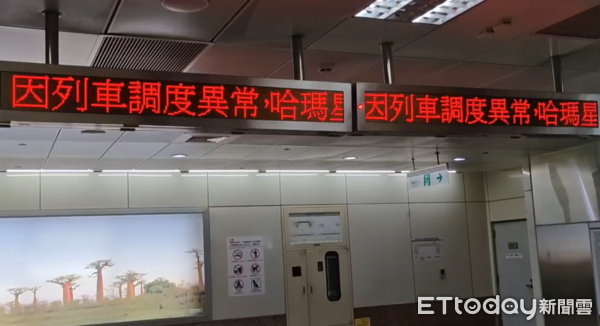 ▲▼             高雄捷運橘線鳳西站列車故障，目前月台擠滿等車人龍。（圖／民眾提供）