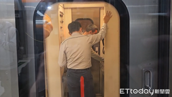 ▲▼ 高雄捷運橘線鳳西站列車故障，目前月台擠滿等車人龍。（圖／民眾提供）