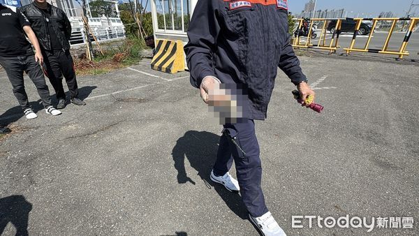 ▲▼     高雄碎屍案打撈第10天，警方出動水下攝影機進行搜索，今再發現人體組織        。（圖／記者吳世龍攝）