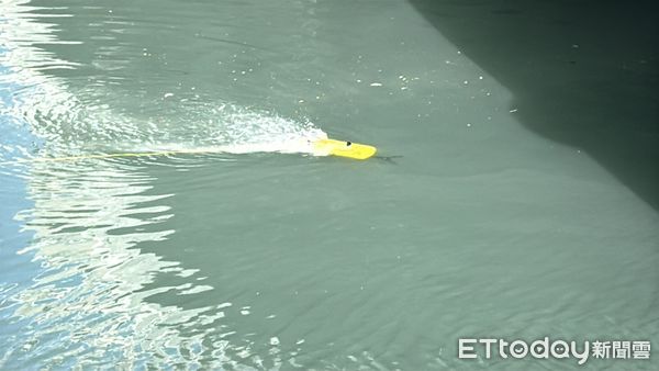 ▲▼     高雄碎屍案打撈第10天，警方出動水下攝影機進行搜索，今再發現人體組織        。（圖／記者吳世龍攝）