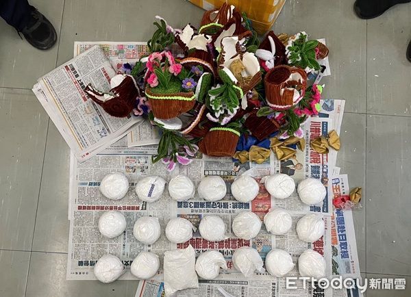 ▲▼警方從5箱的塑膠裝飾花盆內起出第一級毒品海洛因，經秤總毛重25.27公斤。（圖／航警局提供）