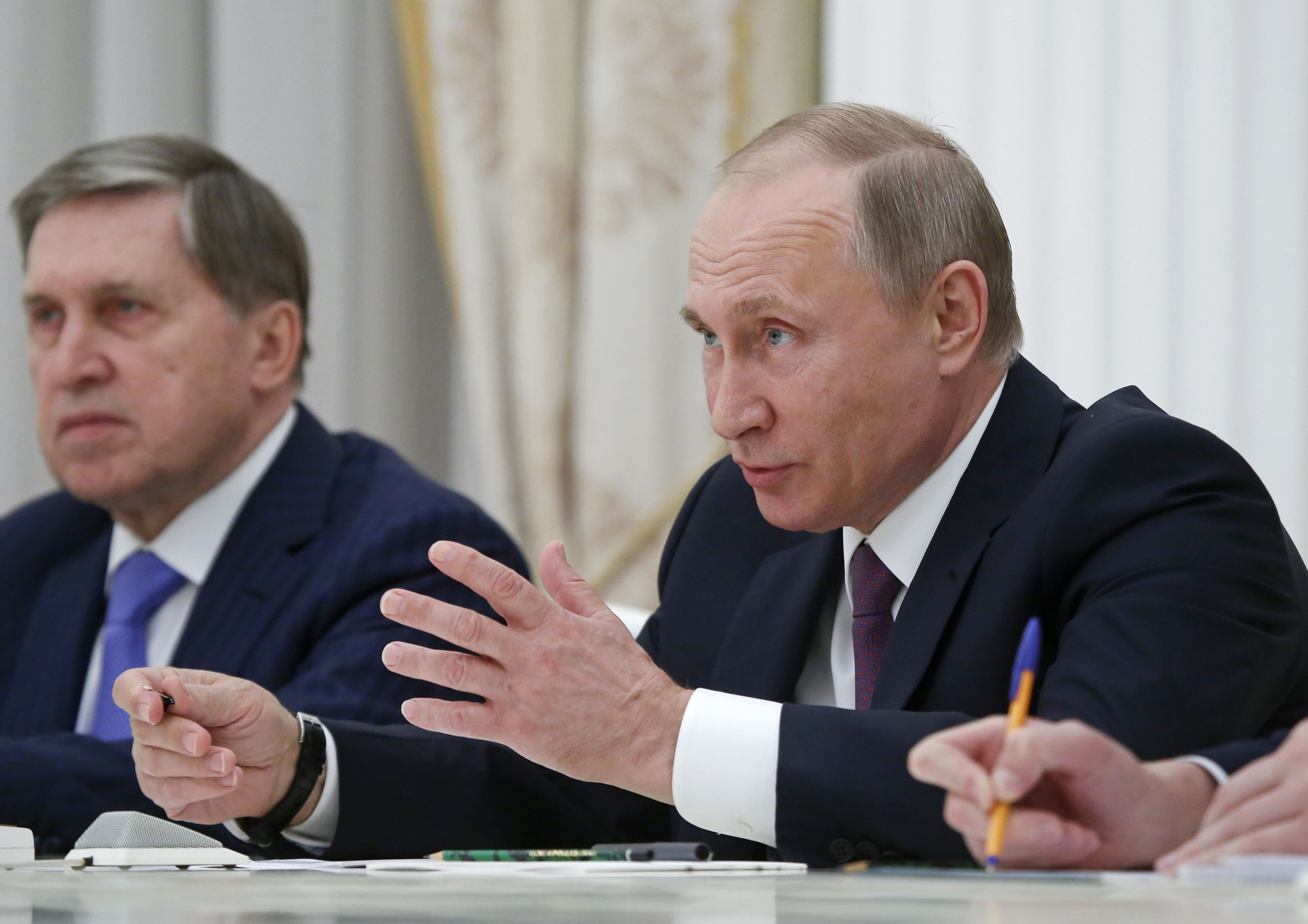 ▲▼ 俄羅斯總統普丁與克宮首席外交政策顧問鄂夏柯夫（Yuri Ushakov，左）。（圖／達志影像／美聯社）