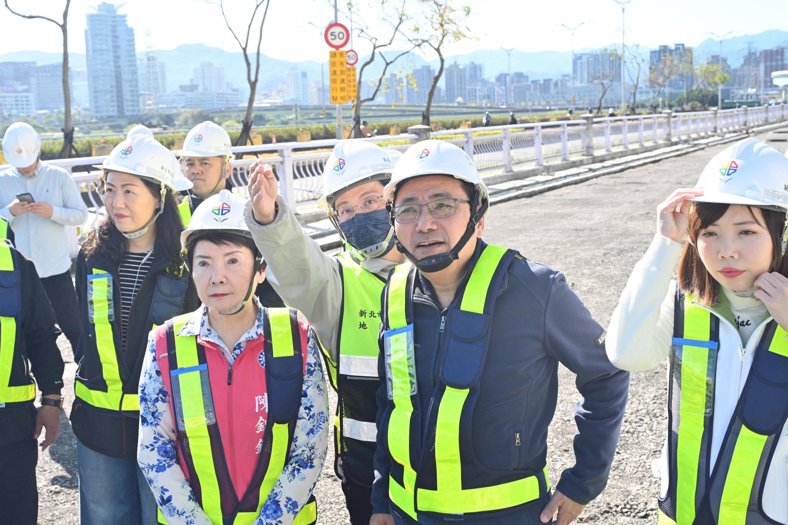 ▲侯友宜視察中和秀朗橋北側開發工程。（圖／新北市地政局提供）