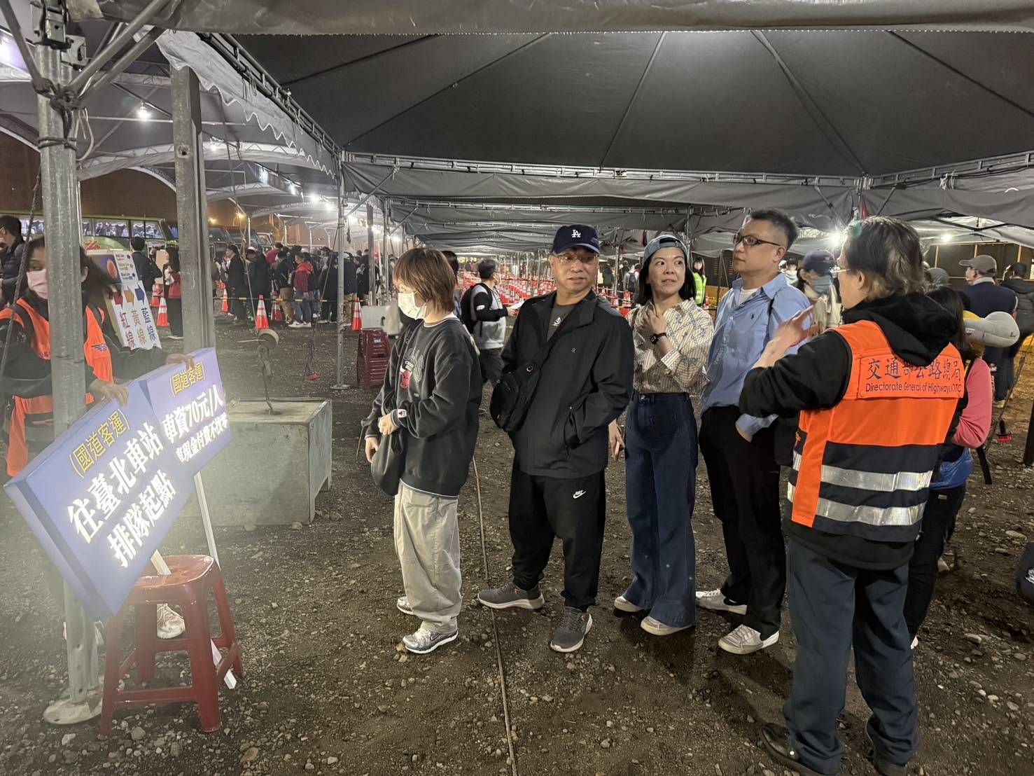 ▲▼為了協助疏運，公路局緊急聯繫客運業者加派車輛。（圖／公路局）