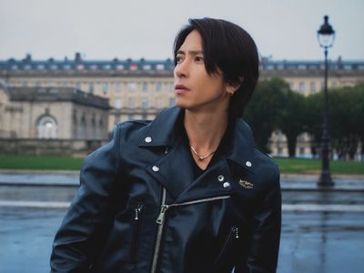 山下智久巴黎施男神魅力 皮衣配寶格麗帥翻