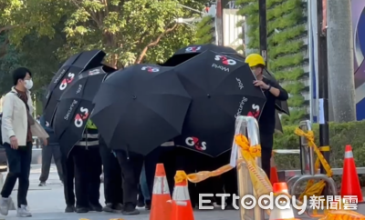 澳門2死親友團搭帳棚招魂!大批保全撐傘圍人牆 哀戚搖鈴聲頻響