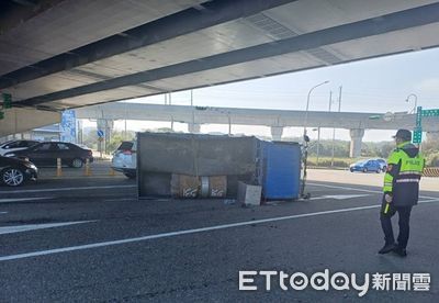 小貨車「東西沒綁好」轉彎翻車 台灣燈會執勤警緊急救人