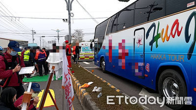 撞擊畫面!轎車停紅燈遭「2進香團遊覽車追撞」噴出路口 24傷送醫