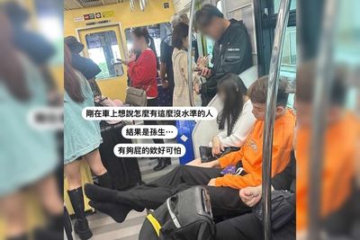 沖繩電車見沒品脫鞋客!下秒傻了「是孫生…」 照片全炸鍋