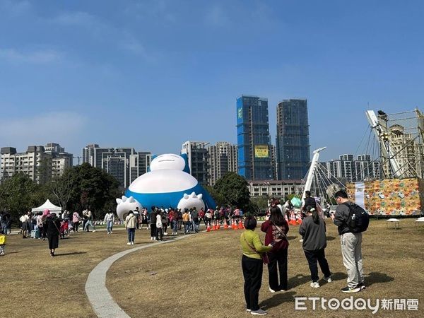 ▲李姓女童為看萌萌的大卡比獸不慎跌倒受傷。（圖／桃園警分局提供）