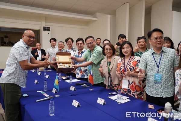 ▲▼   凌濤點名綠營3人仍在玩樂    。（圖／翻攝凌濤臉書）