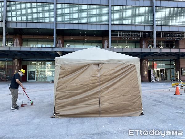 ▲▼             澳門旅客親友團抵達新光三越門口招魂。（圖／記者白珈陽攝，下同）