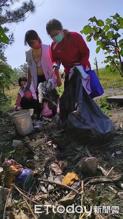 ▲社團法人親慈慈善會等單位15日鎮海公園淨灘            。（圖／親慈慈善會理事長陳朝清提供）