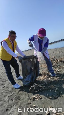 ▲社團法人親慈慈善會等單位15日鎮海公園淨灘            。（圖／親慈慈善會理事長陳朝清提供）