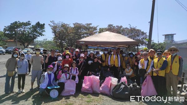 ▲社團法人親慈慈善會等單位15日鎮海公園淨灘            。（圖／親慈慈善會理事長陳朝清提供）