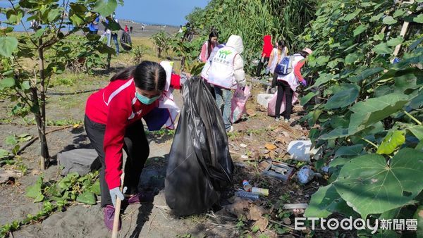 ▲社團法人親慈慈善會等單位15日鎮海公園淨灘            。（圖／親慈慈善會理事長陳朝清提供）