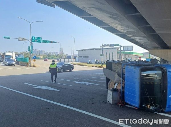 ▲鄭男駕駛自小貨車轉彎時自摔翻覆。（圖／楊梅警分局提供、下同）
