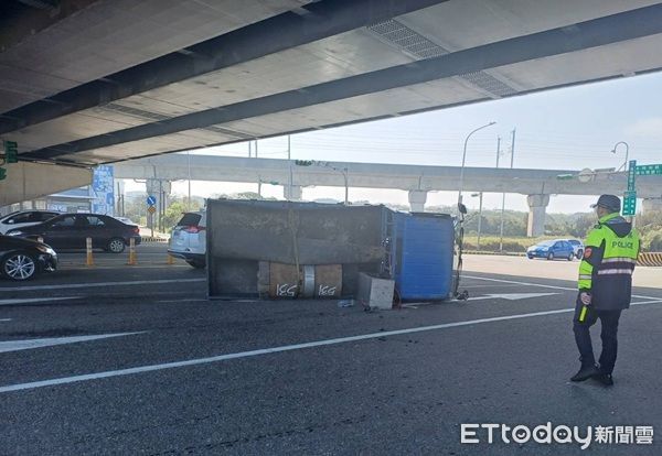 ▲鄭男駕駛自小貨車轉彎時自摔翻覆。（圖／楊梅警分局提供、下同）