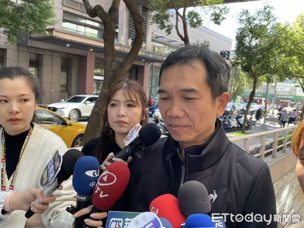 ▲▼新光氣爆中的2歲女童，頭部重創，見義勇為的退休駕駛擔憂說，狀況很不好。（圖／記者鄧木卿攝，下同）